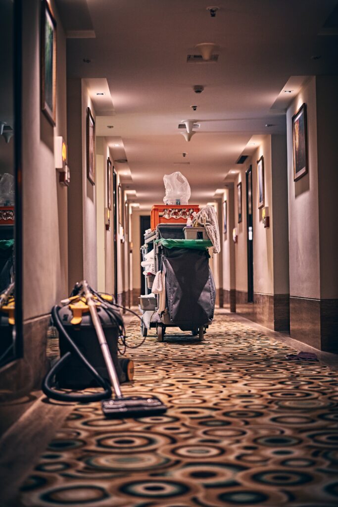 Limpeza do corredor de um hotel